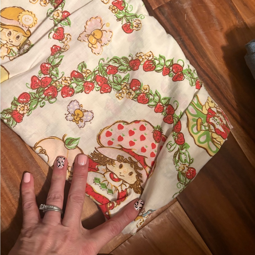Vintage Twin Flat Sheet Strawberry Girl Cottagecore Floral Bedding (0413) - Picture 2 of 4